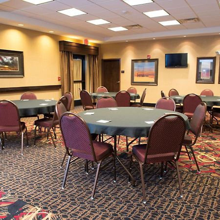 Hampton Inn & Suites Bismarck Northwest Exterior photo