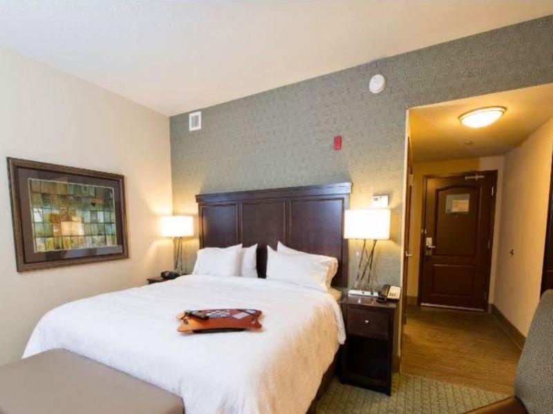 Hampton Inn & Suites Bismarck Northwest Exterior photo