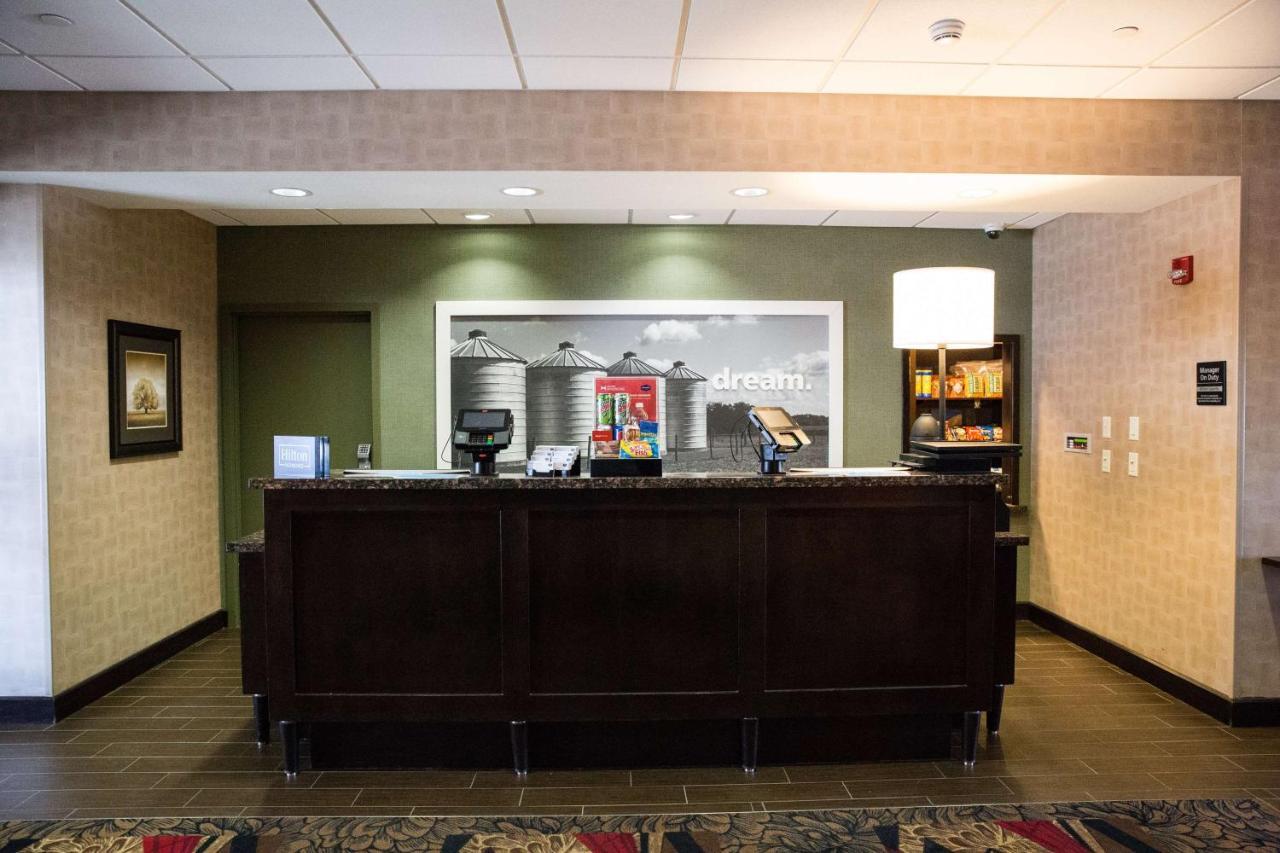 Hampton Inn & Suites Bismarck Northwest Exterior photo