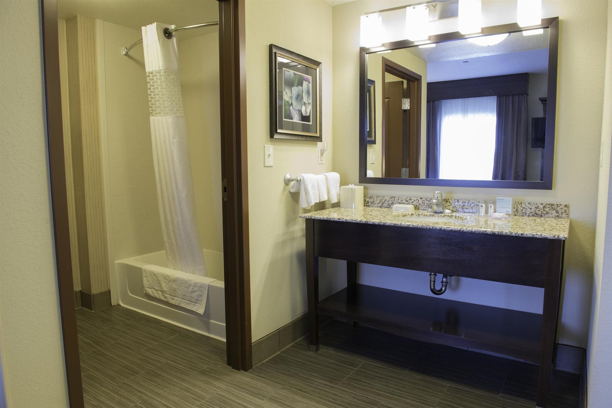 Hampton Inn & Suites Bismarck Northwest Exterior photo