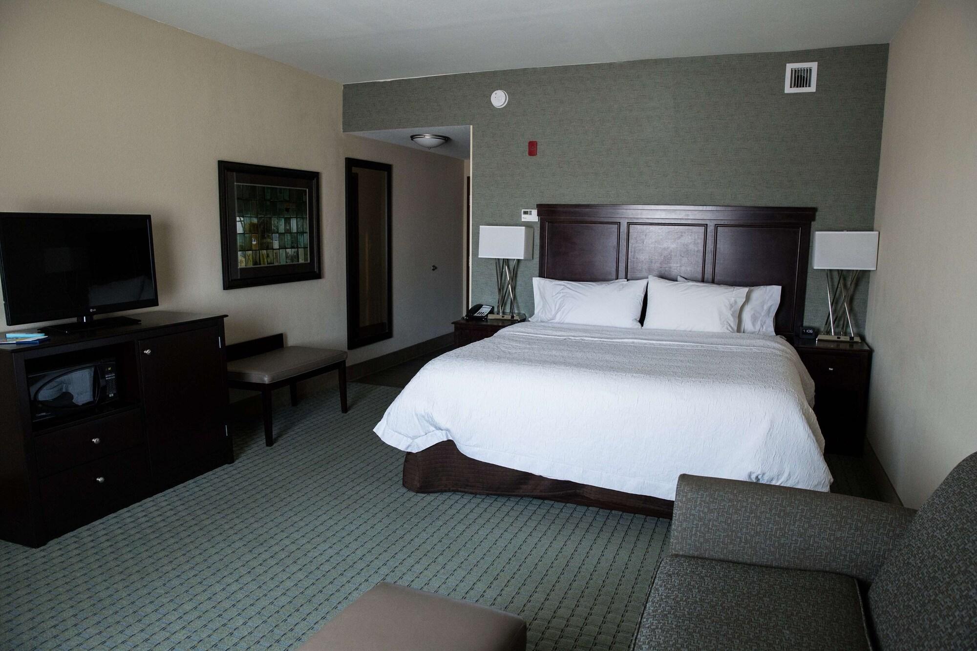 Hampton Inn & Suites Bismarck Northwest Exterior photo