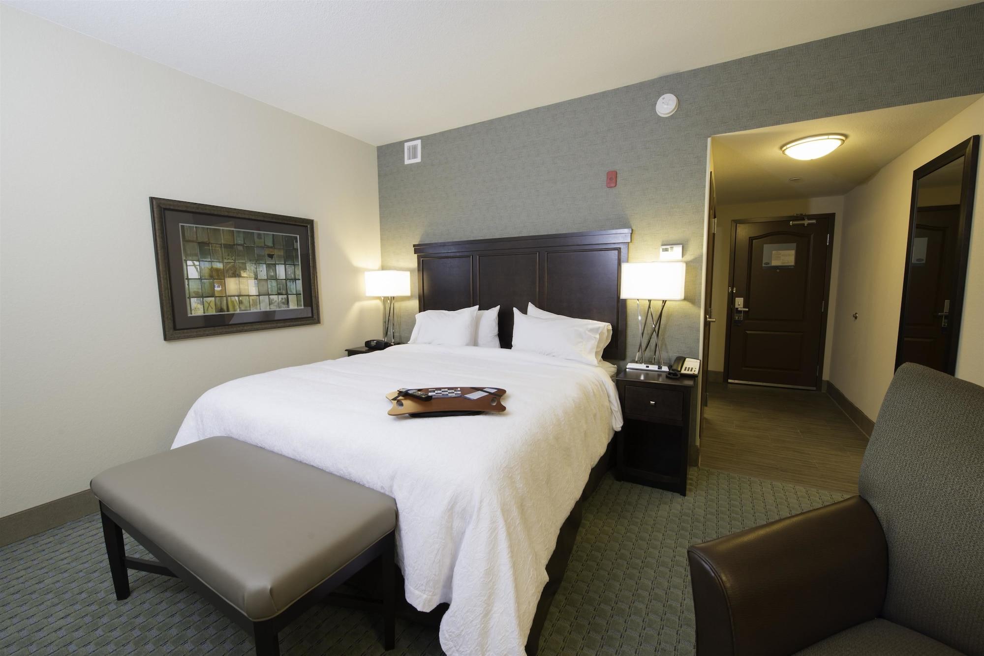 Hampton Inn & Suites Bismarck Northwest Exterior photo