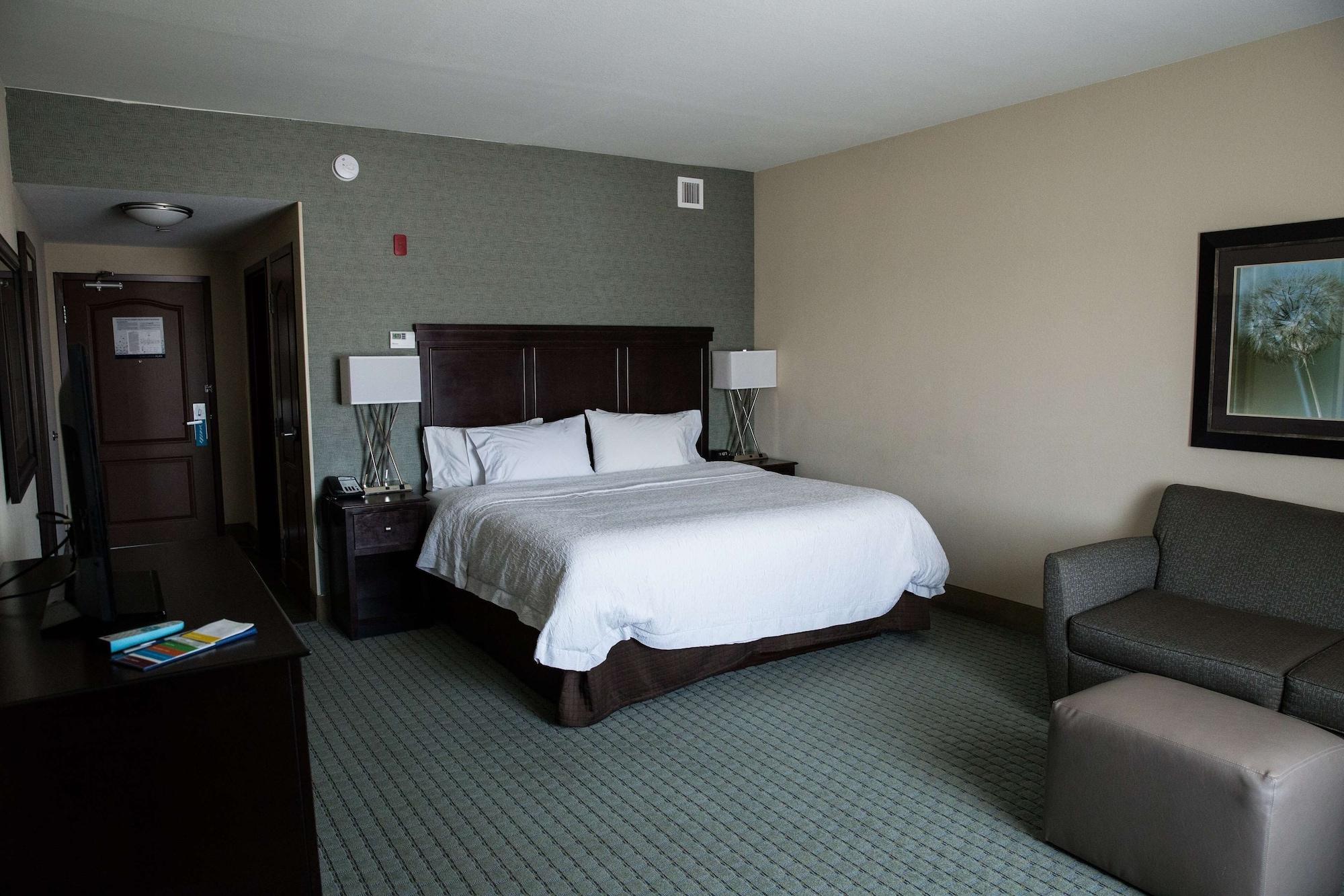 Hampton Inn & Suites Bismarck Northwest Exterior photo
