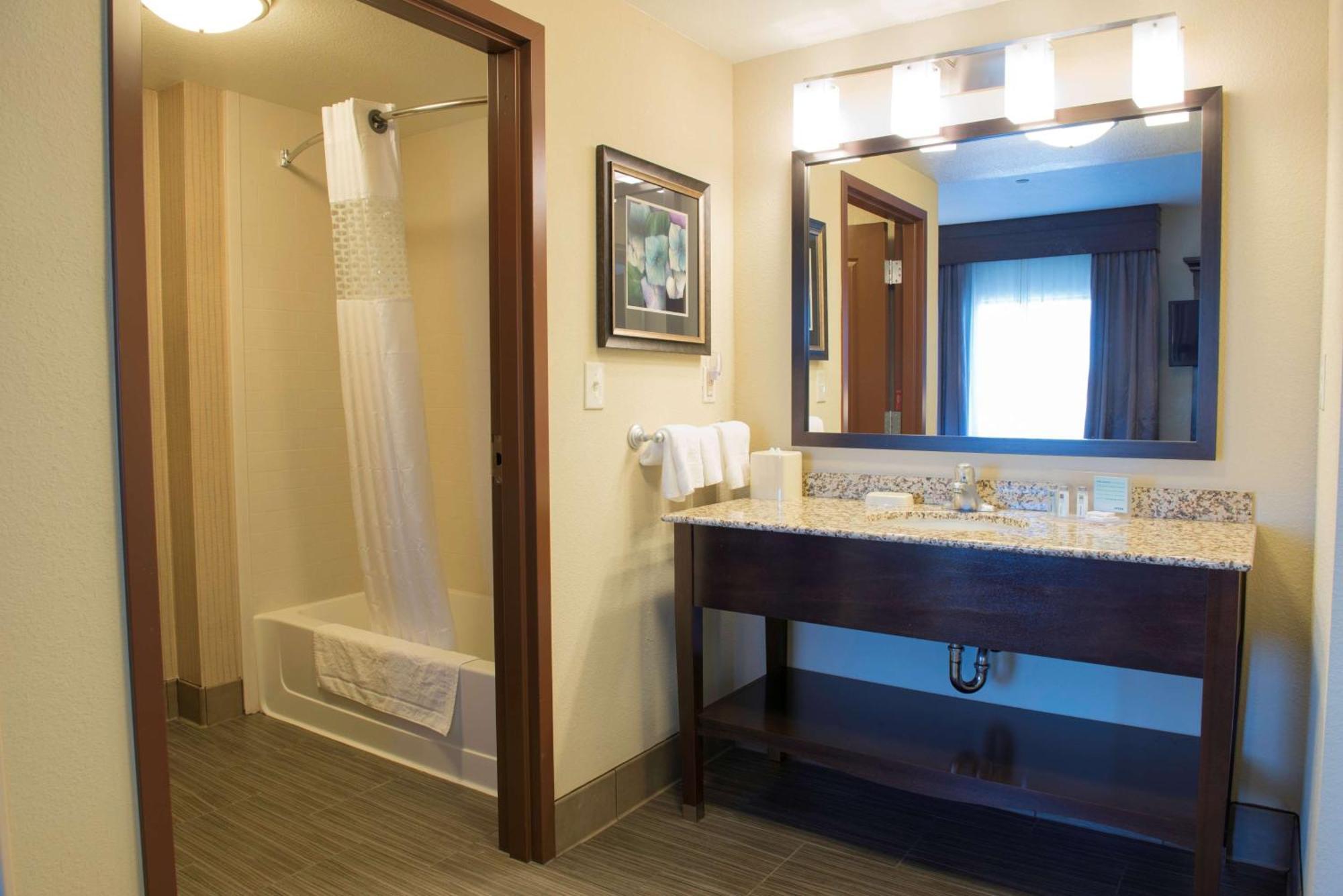 Hampton Inn & Suites Bismarck Northwest Exterior photo