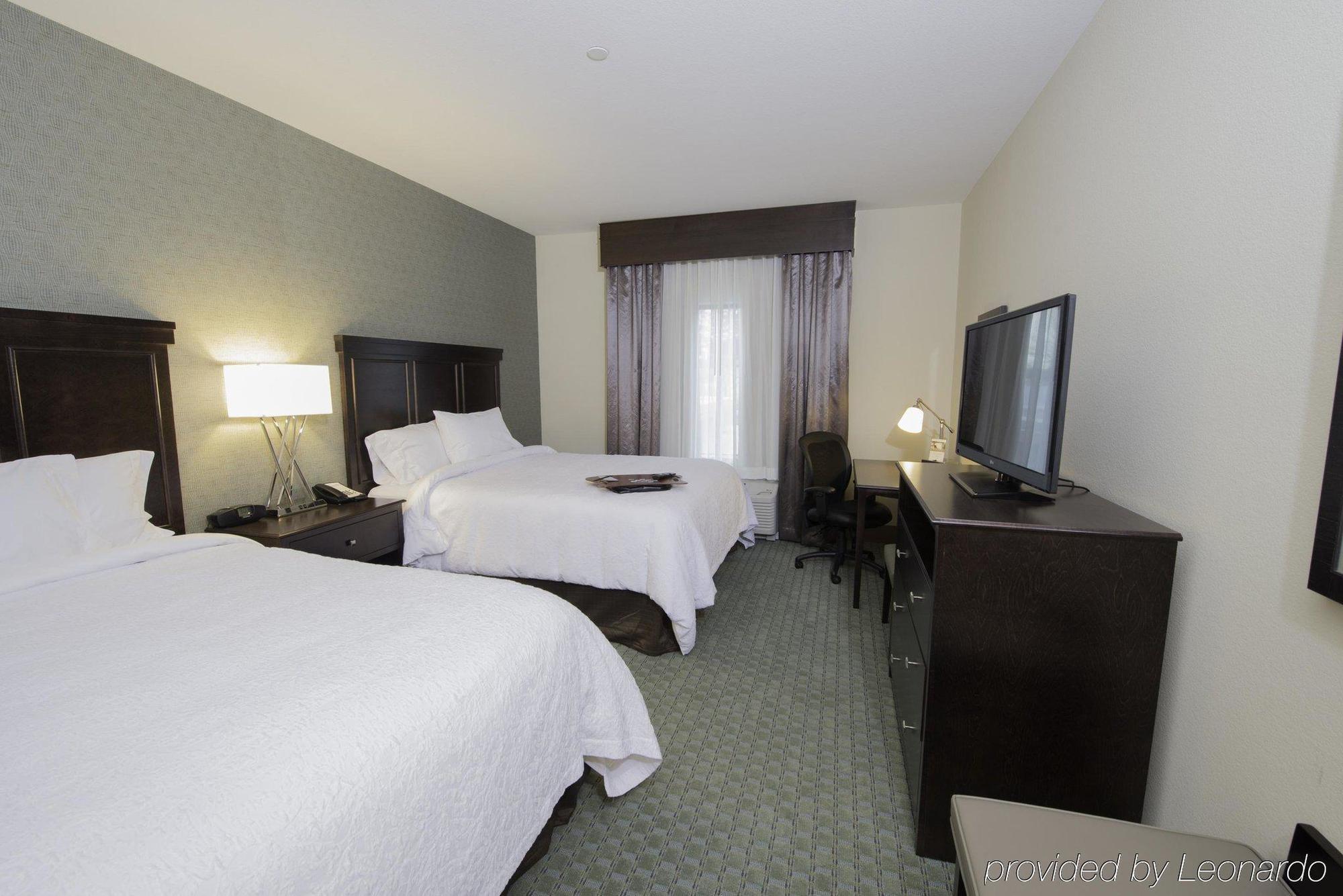 Hampton Inn & Suites Bismarck Northwest Exterior photo