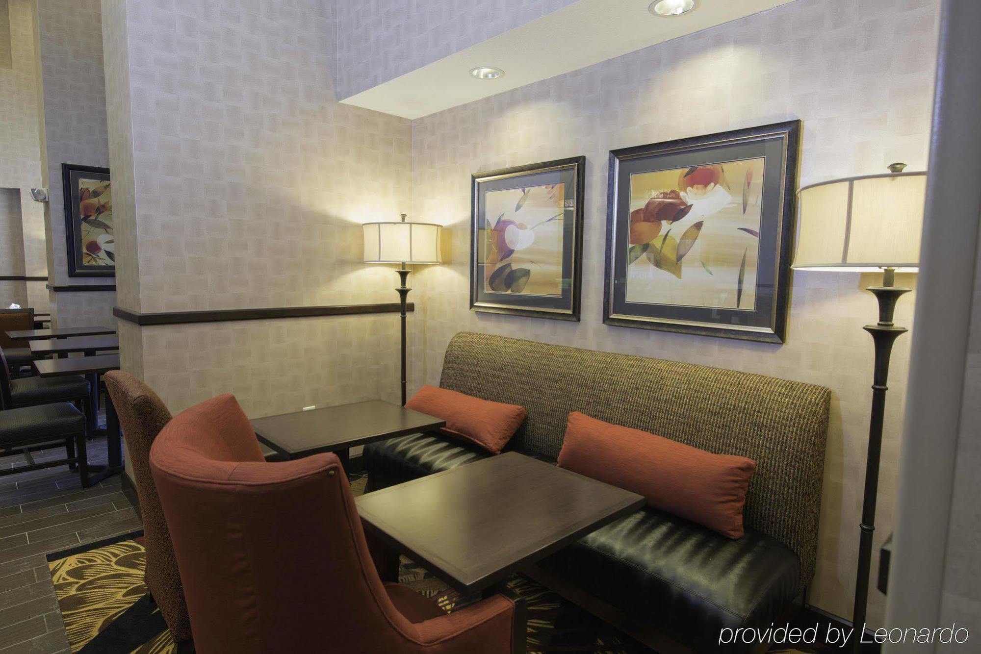 Hampton Inn & Suites Bismarck Northwest Exterior photo