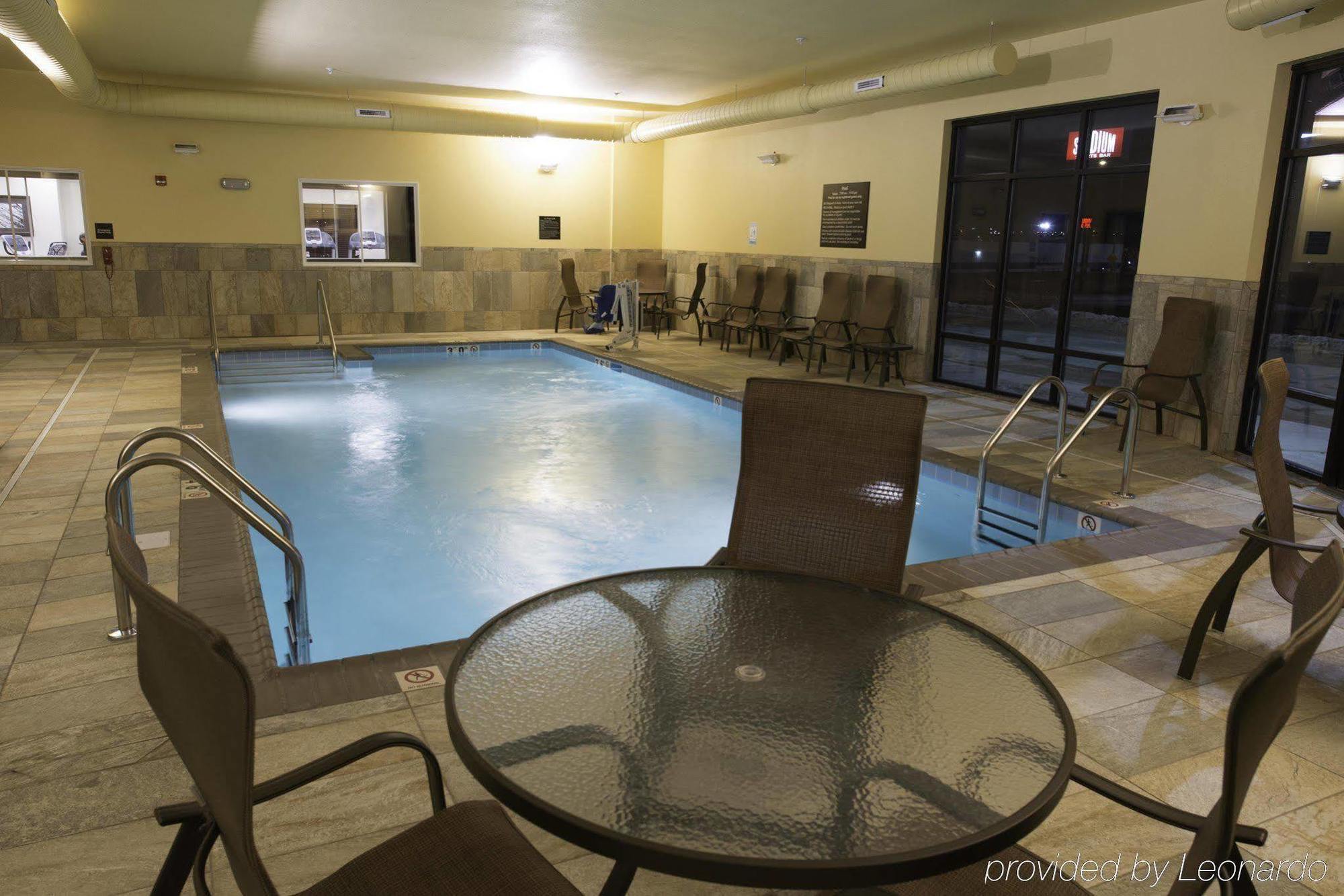 Hampton Inn & Suites Bismarck Northwest Exterior photo