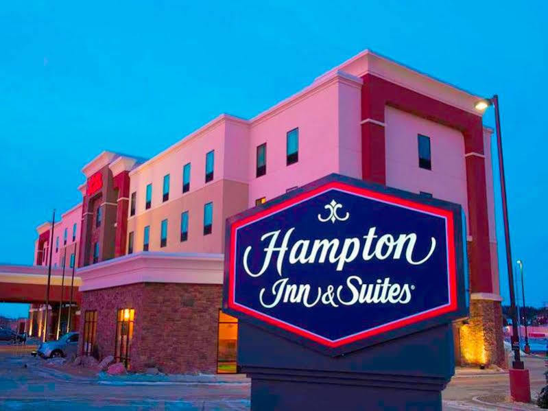 Hampton Inn & Suites Bismarck Northwest Exterior photo