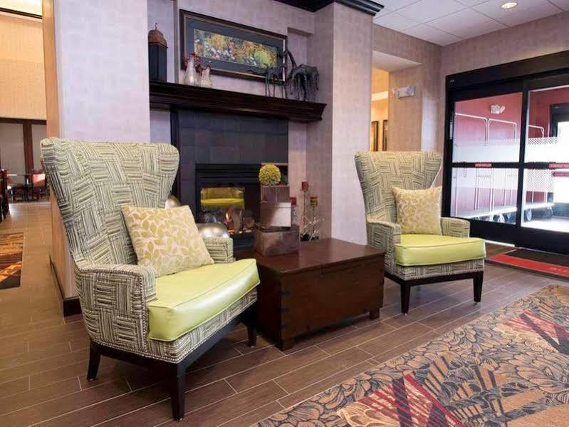 Hampton Inn & Suites Bismarck Northwest Exterior photo