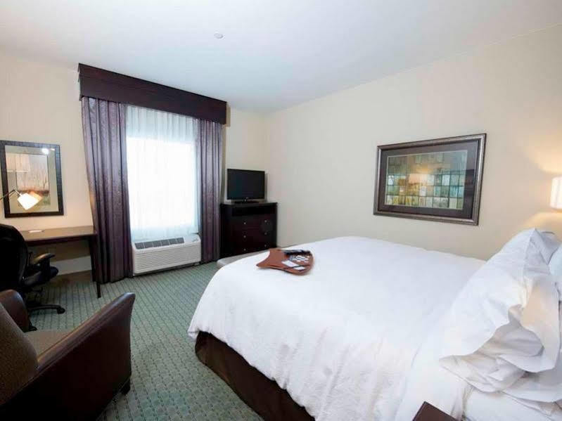 Hampton Inn & Suites Bismarck Northwest Exterior photo